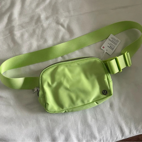 🆕 Lululemon ORIGINAL OG Everywhere Belt Bag - NEMI Neo Mint - Picture 1 of 8